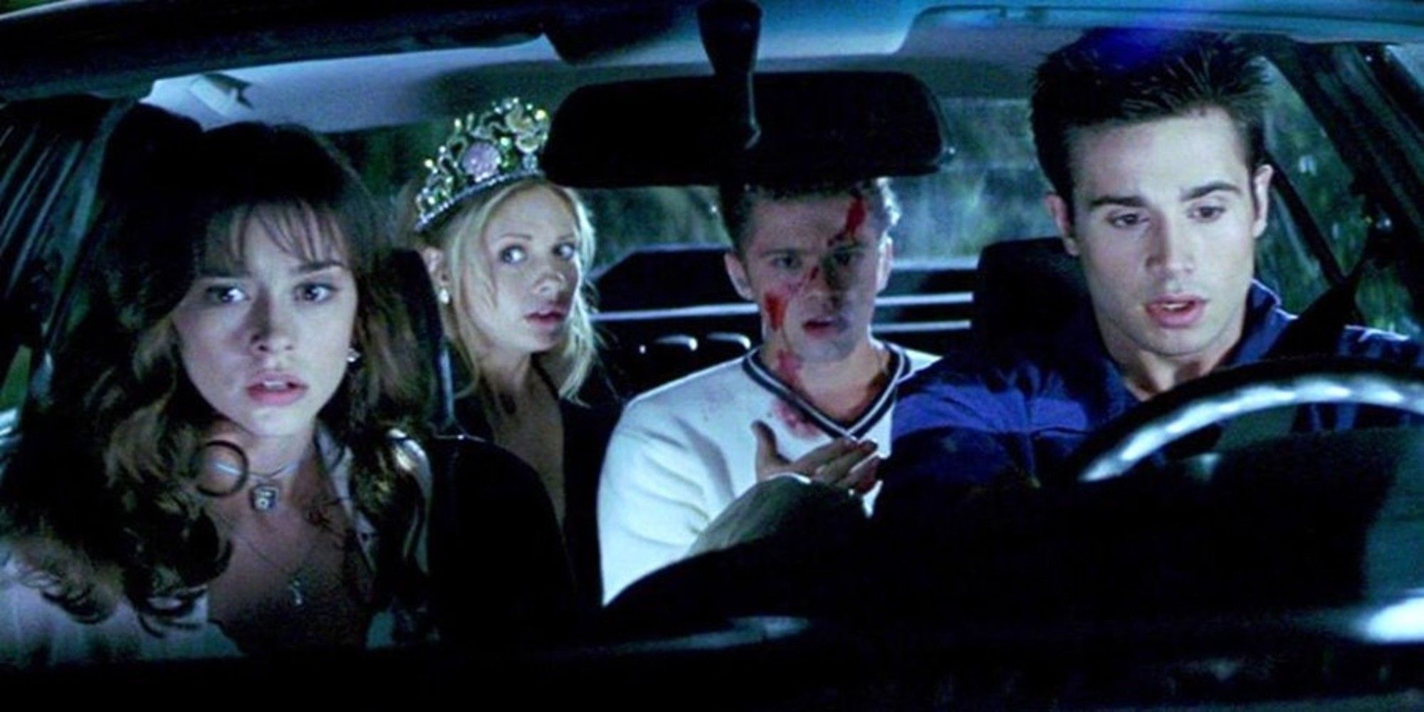 Jennifer Love Hewitt, Sarah Michelle Gellar, Ryan Phillippe and Freddie Prinze Jr. sit in a car in I Know What You Did Last Summer.