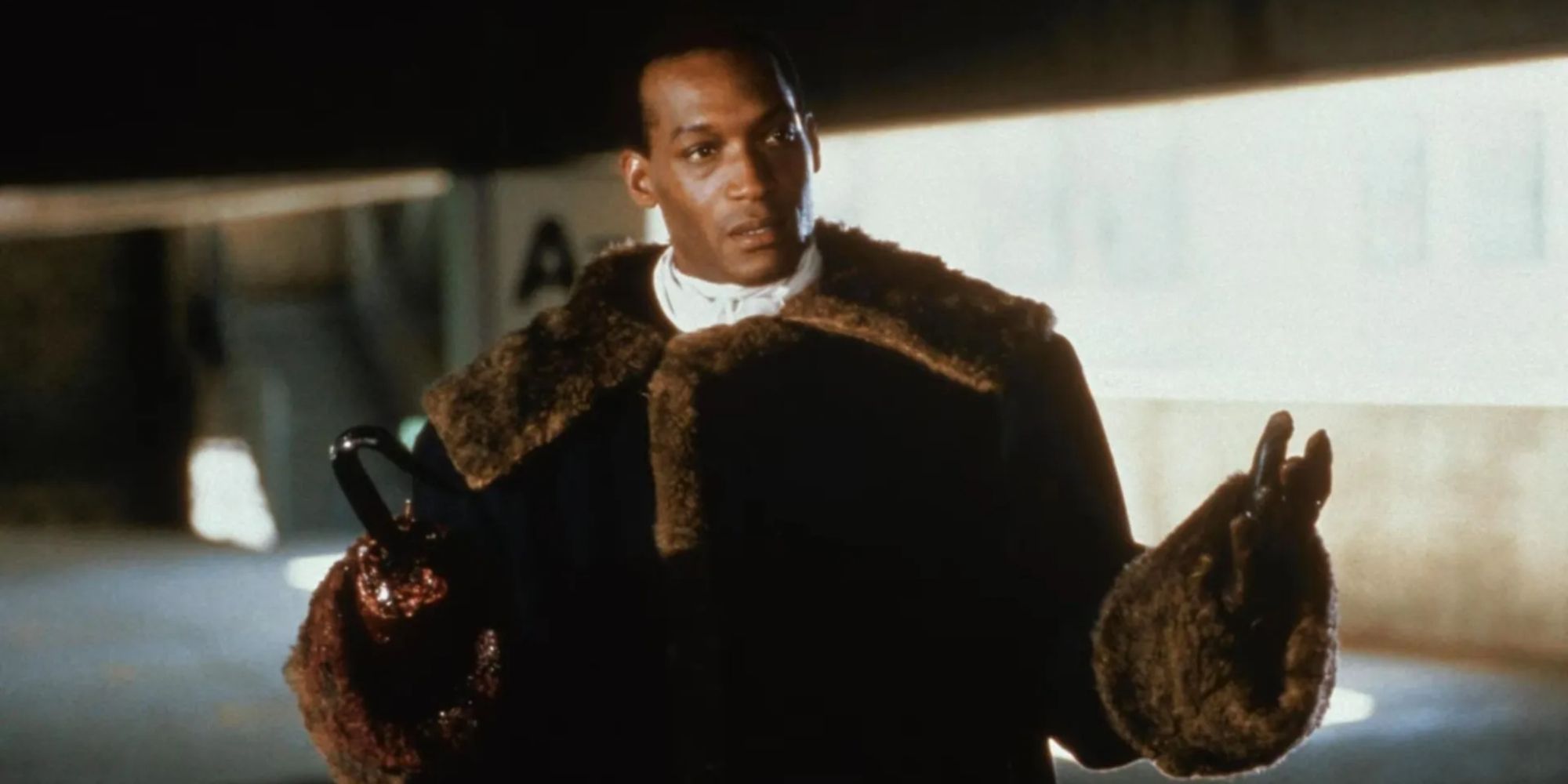 Tony Todd as Candyman with outstretched arms and a hook for a hand 