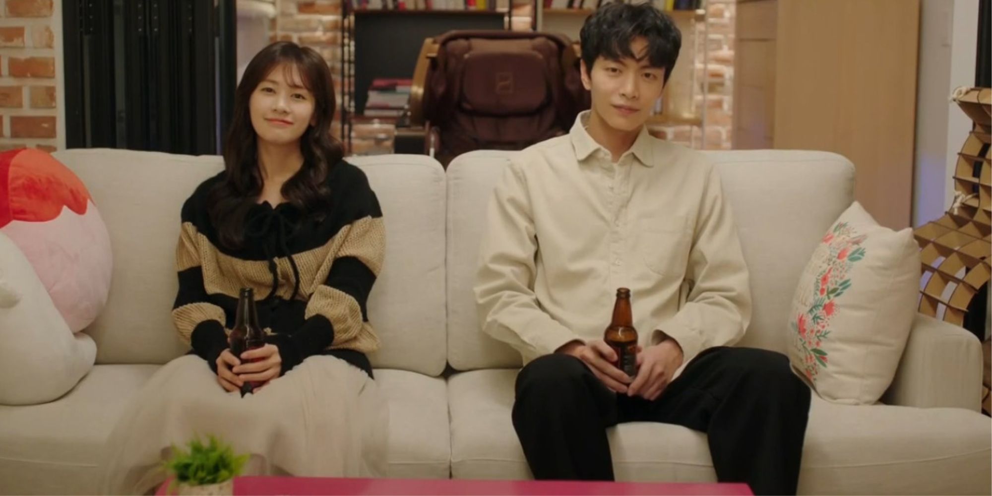 Yoon Ji Ho and Nam Se Hee from “Because This Is My First Life” are sitting together on the couch