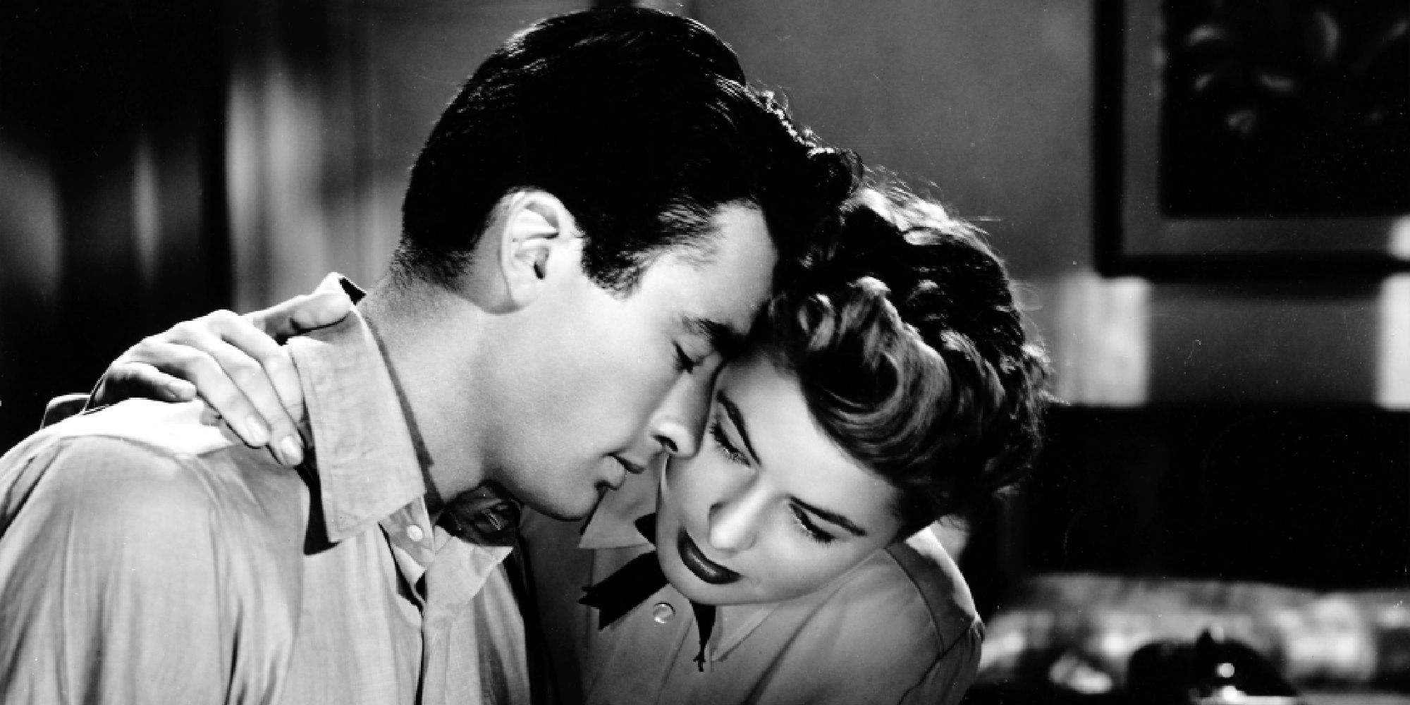 Gregory Peck leans his head against the head of Ingrid Bergman in Charmed (1945)