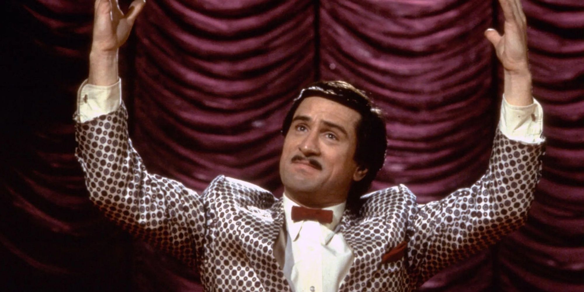 Robert De Niro as Rupert bows to the audience in The King of Comedy.