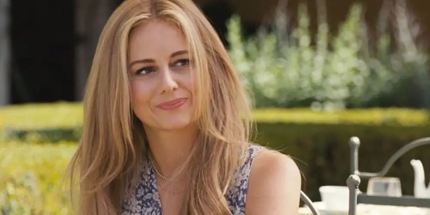 Willa (Justine Lupe) from The Descendants sits outside and smiles.