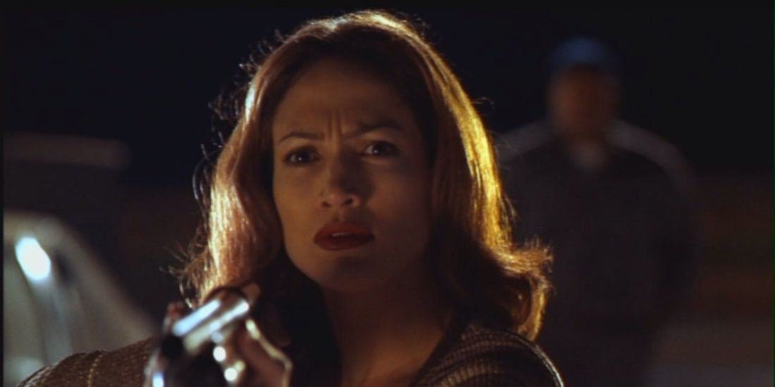 Jennifer Lopez is a federal officer in Out of Sight.