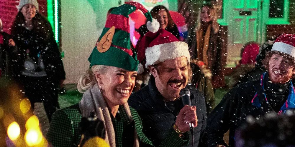 Ted (Jason Sudeikis) and Rebecca (Hannah Waddingham) sing Christmas carols with the band.
