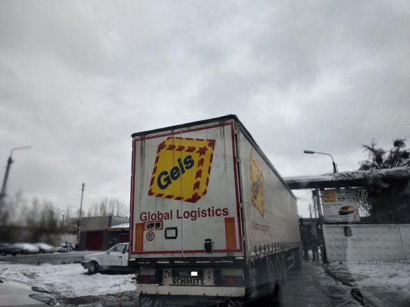Військова фура, яка прибула за допомогою, чекає дозволу на в'їзд на територію складів