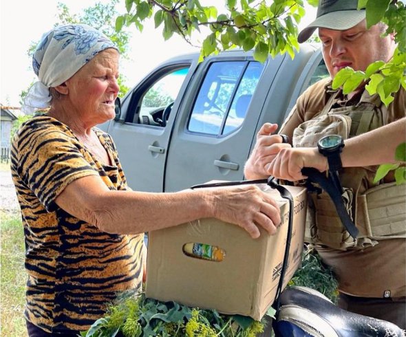 Роздача продуктових наборів в Авдіївці, Карлівці, Первомайському та Пісках Донецької області