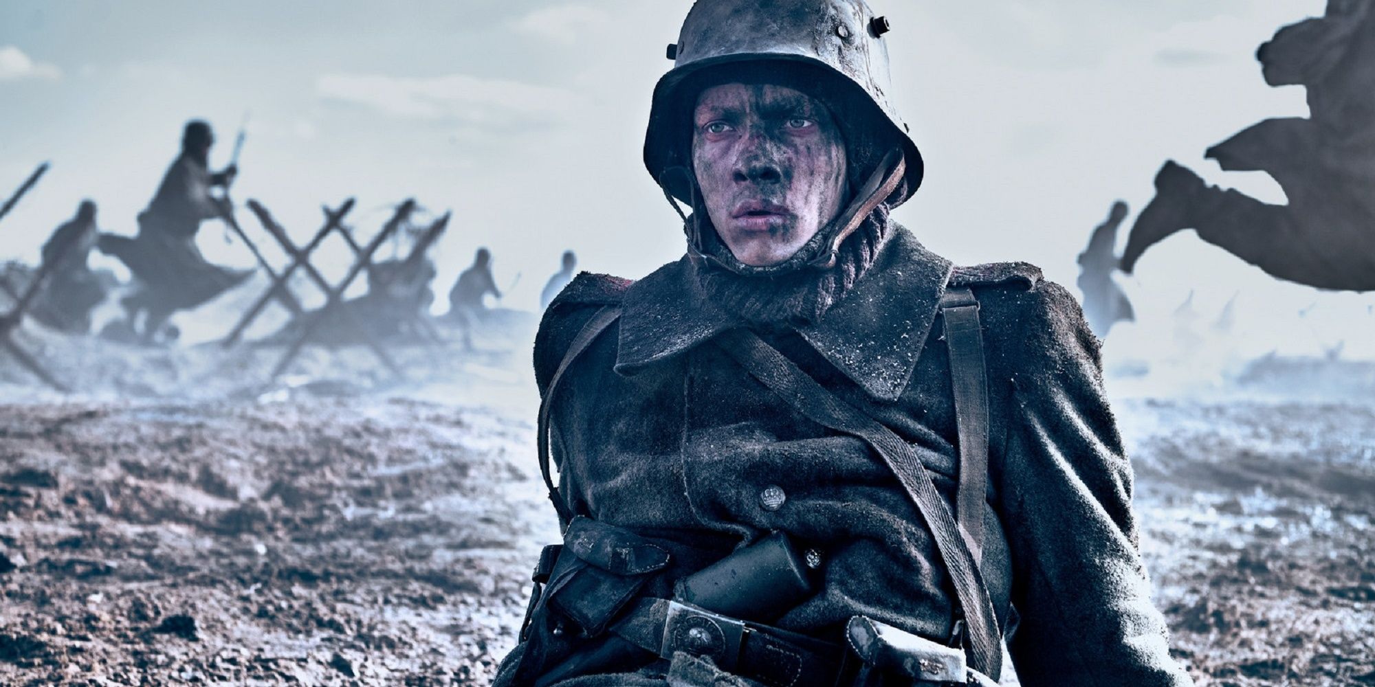 Felix Kammerer as Paul Baumer, dirty and sitting on the ground during the war in All Quiet on the Western Front.