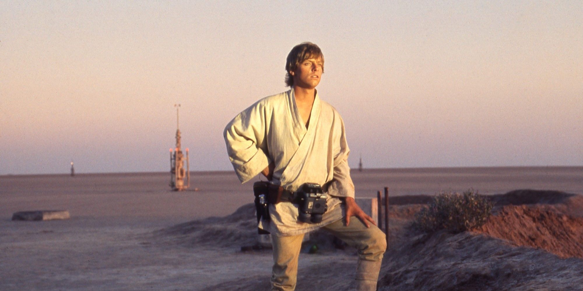 Luke Skywalker (Mark Hamill) looks into the distance on the desert planet Tatooine in Star Wars: A New Hope.
