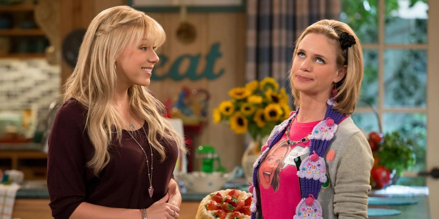 Stephanie (Jodie Sweetin) smiles at Kimmy (Andrea Barber) at Fuller House.