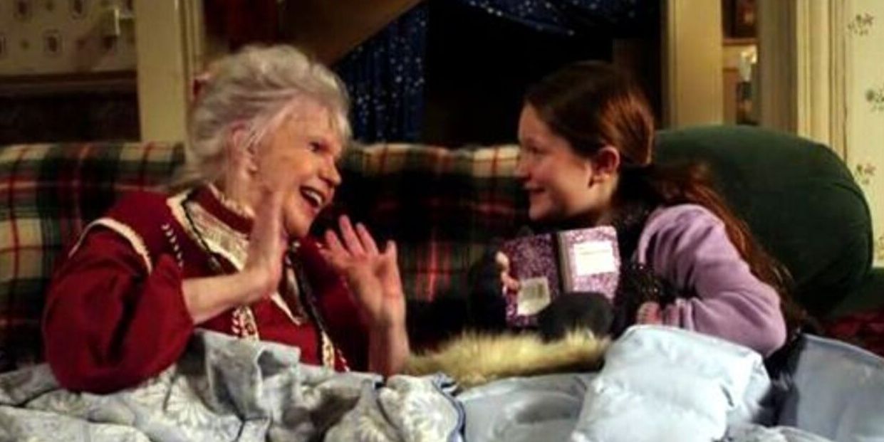 Debbie (Emma Kenny) is talking to fake Aunt Ginger on the couch in Shameless.